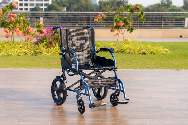 Khi nào nên chọn xe lăn đẩy sau?