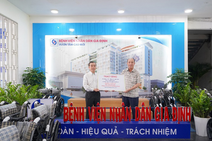 trao tặng xe lăn y tế 868 trao tặng xe lăn y tế 868